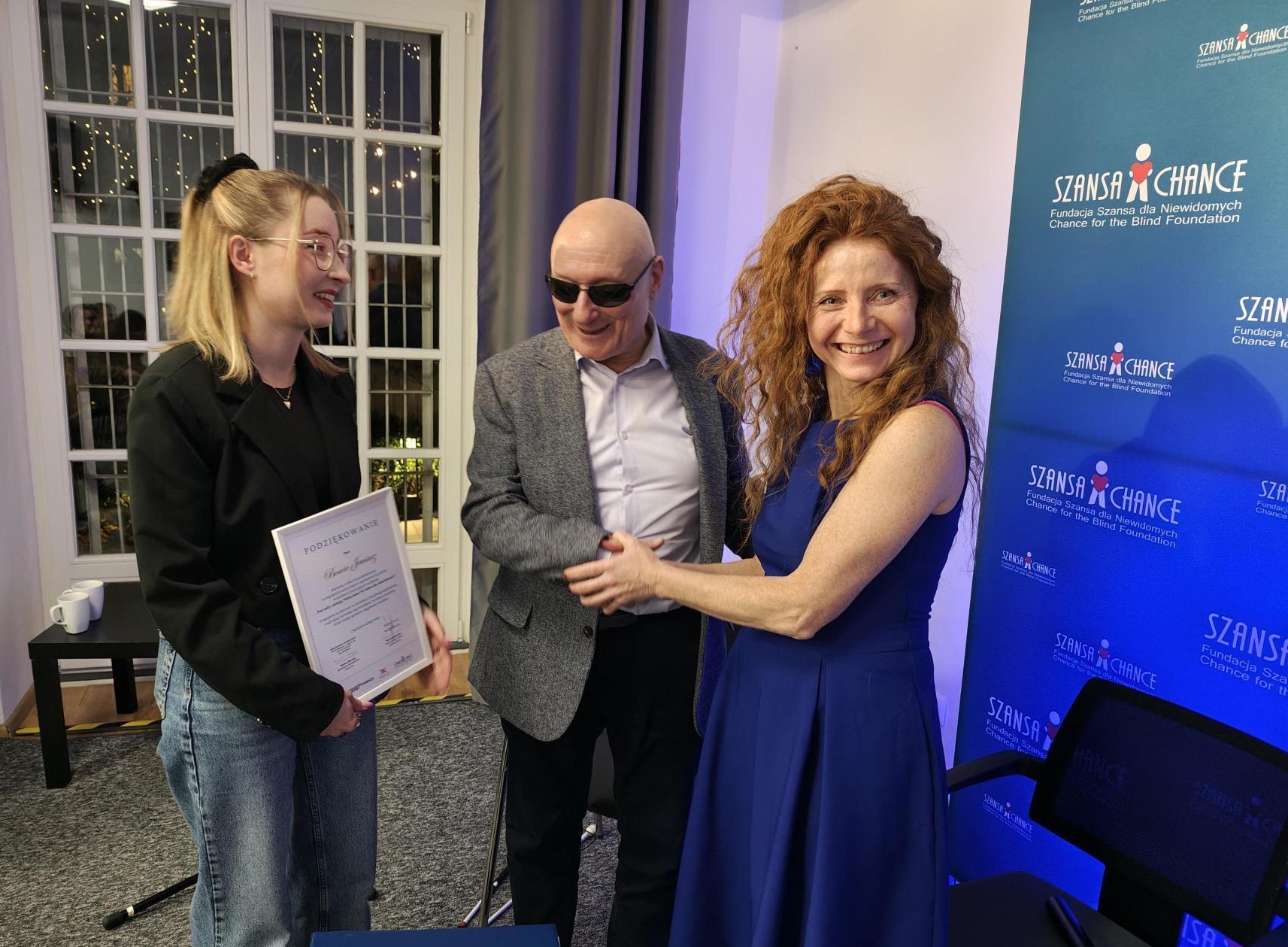 prezes Fundacji Marek Kalbarczyk, redaktor Beata Jewiarz i pomysłodawczyni projektu "Pod rękę z poezją"  Ewelina Mirocha